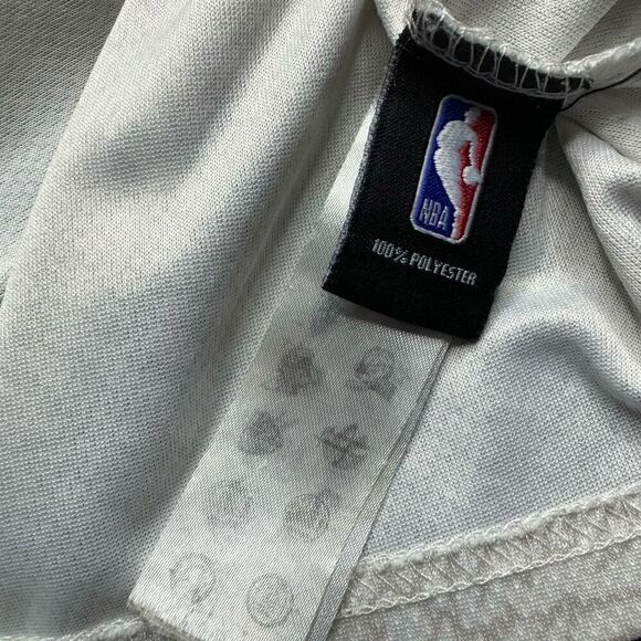 NBA Chicago Bulls Rare Jersey Mens M Green/Red Trim Embroidered Logo Cream - Picture 13 of 13